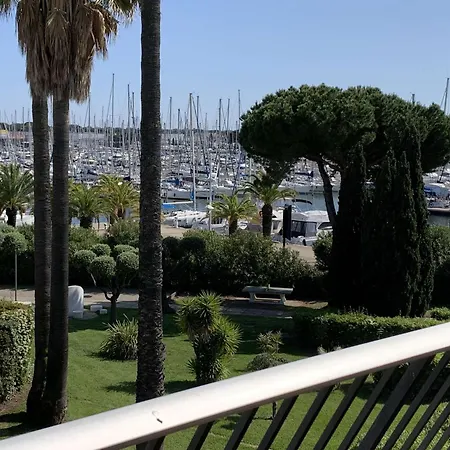 2 Pièces Rénové Avec Terrasse Et Climatisation à Port Camargue - Fr-1-731-152 *